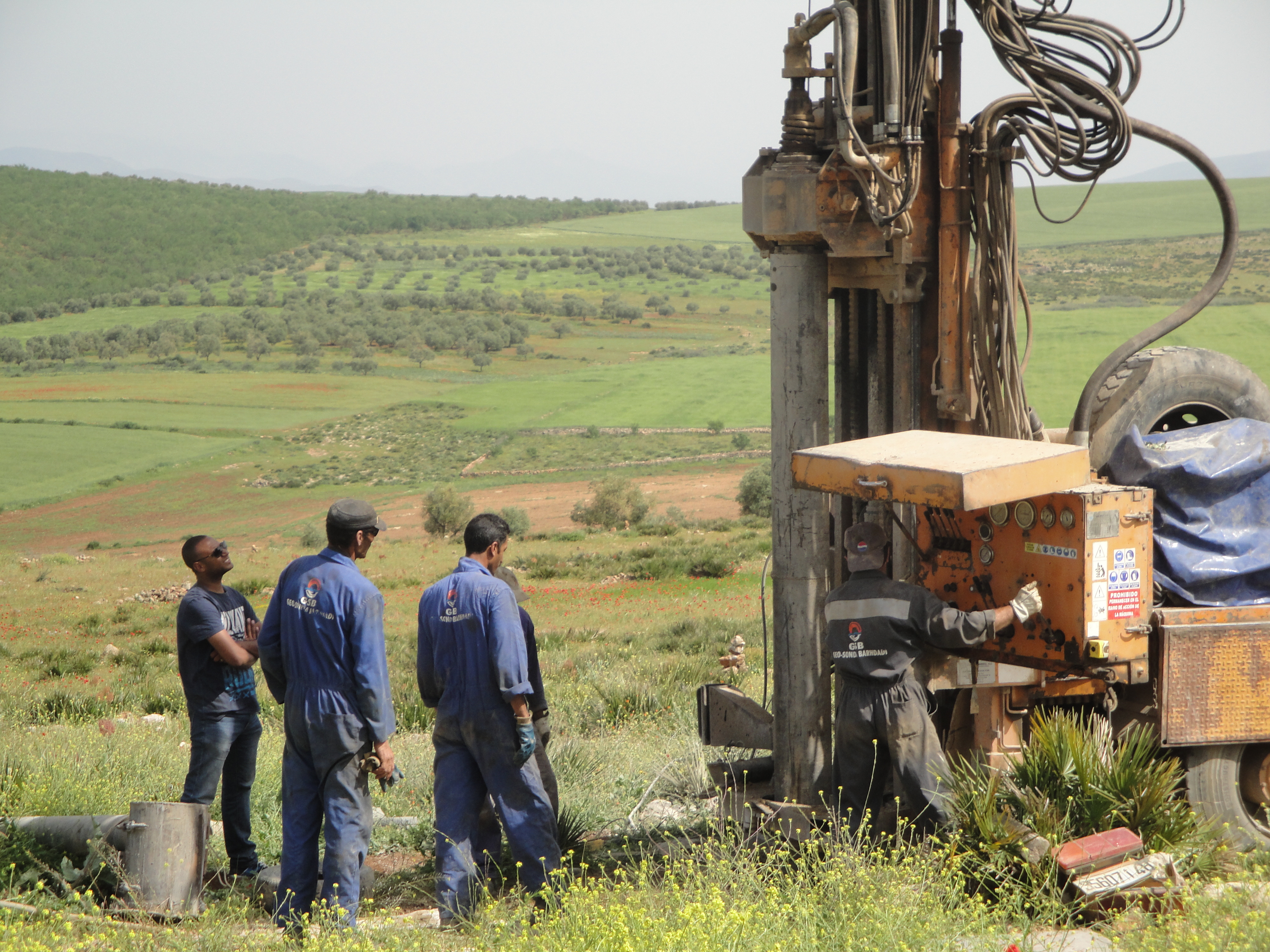 Travaux de forage au Domaine Agricole Berraha, avec une équipe en action pour améliorer l’accès à l’eau dans la région de Sefrou, Maroc.