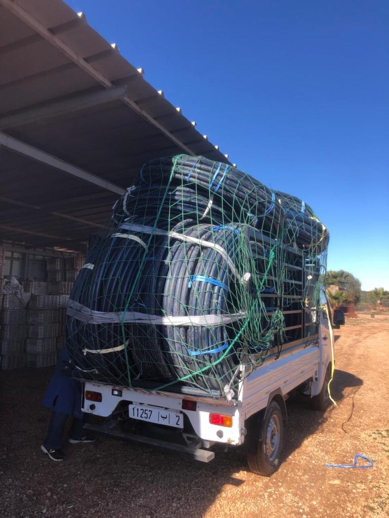 Livraison de 1200 mètres de tuyaux PEHD pour l'installation d'un système d'irrigation goutte-à-goutte sur la parcelle Gamrani, voisine du Domaine Berraha au Maroc.